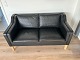 MR Retro Design präsentiert: Das vom Architekten entworfene 2-Sitzer-Sofa Mogens Hansen MH195 ist mit schwarzem ...
