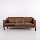 Osted Antik & Design præsenterer: Stouby 3-Personers Sofa i Brunt Læder, Dansk Design, 1960’erne