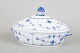 L'Art præsenterer: Royal Copenhagen Musselmalet Riflet, oval terrin.