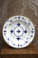 K&Co. præsenterer: Royal Copenhagen Musselmalet Riflet dyb tallerken med guldkant.Dia.: 18,5cm. 1/170. Før ...