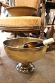 K&Co. præsenterer: Stor gammel fransk vin / champagne køler i messing med forsølvet fod og med en fin patina...