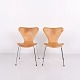 Osted Antik & Design præsenterer: Sæt af 2 Arne Jacobsen Syver Stole Model 3107 i Ahorn og Cognac Læder fra ...