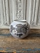 Karstens Antik præsenterer: Royal Copenhagen stor kuglevase dekoreret med brombærranke no. 288/42B