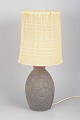 L'Art præsenterer: Dansk bordlampe i sandfarvet kunstkeramik.