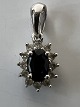 Antik Huset præsenterer: Vedhæng, med blå safir og indlagte Diamanter, i 14 karat hvidguld.Længde: 1,4 cm.