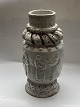 Anders Høy: Vase med figurgruppe i relief på lertøjs vase