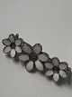 Antik Huset præsenterer: Sølv Broche med hvid emalje BlomsterLængde 2,9 cm.