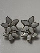 Antik Huset præsenterer: Clipsøreringe med emalje blomster i sterling sølv. Måler 2,3x2,2 cm