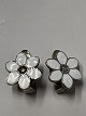 Antik Huset præsenterer: Clipsøreringe med emalje blomster i sølv. Måler 1,5x1,4 cm