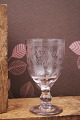K&Co. præsenterer: Gammelt fransk souvenir vin glas med graveret skrift og dekorationer "Souvenir De La Feté"