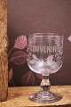 K&Co. præsenterer: Gammelt fransk souvenir vin glas med graveret skrift og dekorationer "Souvenir"
