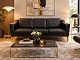 MR Retro Design præsenterer: Stouby Eva 3-personers sofa – Sort Madrid-læder med ben i naturlig eg. pris 13.000,-