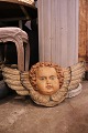 K&Co. præsenterer: Gammelt engle træ relief , engle ansigt med vinger udskåret i træ med bemaling og fin patina...