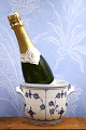 K&Co. præsenterer: Sjælden Champagne / Vinkøler med hanke i Musselmalet Riflet fra Royal Copenhagen. Fra ...