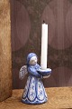 K&Co. præsenterer: L. Hjorth keramik engel med blå glasur. Nr.421. H:9,5cm.