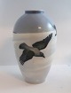 Lundin Antique præsenterer: Royal Copenhagen. Vase med krager. Model 1412 - 47D. Højde 22,5 cm (1 sortering). ...
