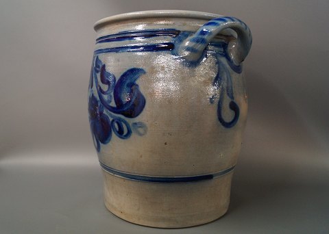 www.Antikvitet.net - grå keramik krukke med blåt mønster. * 5000m2 udstilling.