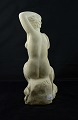 Stenfigur af badende kvinde