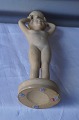 Keramik figurDreng med bold over hovedet