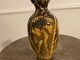 Vase med motiv af mand og giraf i skoven / junglen fra det svenske keramikværksted (krukmakeri) Törngrens