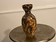 Vase med motiv af mand og giraf i skoven / junglen fra det svenske keramikværksted (krukmakeri) Törngrens