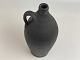Stor flaske-vase fra Dagnæs Keramik. Midten af det 20. århundrede, mørkebrun med indridset mønster