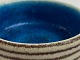 Italiensk keramik skål af Guido Gambone. Klar blå indeni. Beige med brune striber udenpå. Italien i midten af det 20. århundrede