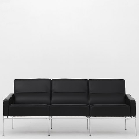 KAD ringen Arne Jacobsen Model AJ 3303 Reupholstered 3