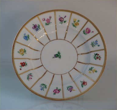 Klosterkælderen - Royal Copenhagen 8518-448 Side Dish 18 Cm (617 ...