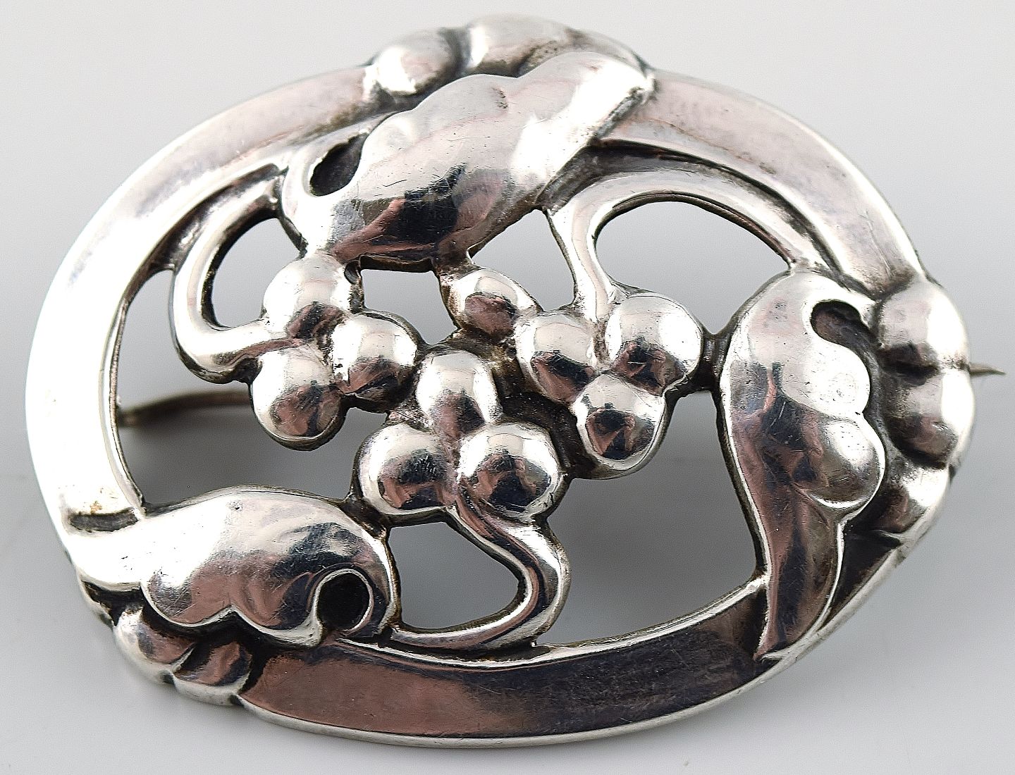 www.Antikvitet.net - Georg Jensen Art nouveau broche i sølv. Tidlige * 4 cm. i diameter. I god stand.
