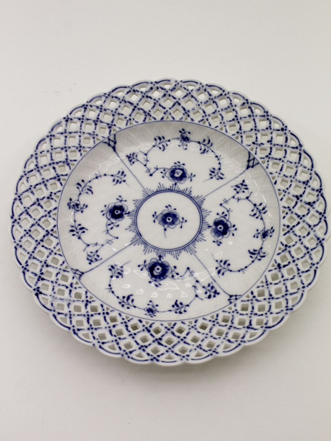 KAD ringen - Royal Copenhagen blue fluted full lace flat plate