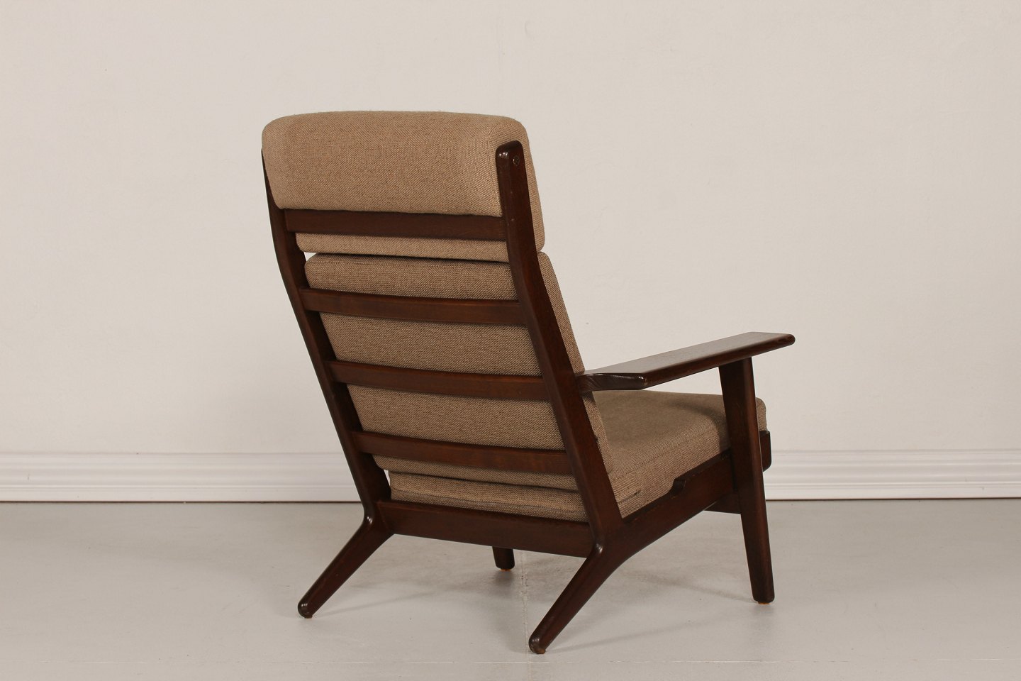 Stari Antik Hans J. Wegner * * Høj lænestol GE 290 * Mørk Stari Antik Hans J. Wegner * * Høj lænestol GE 290 * Mørk