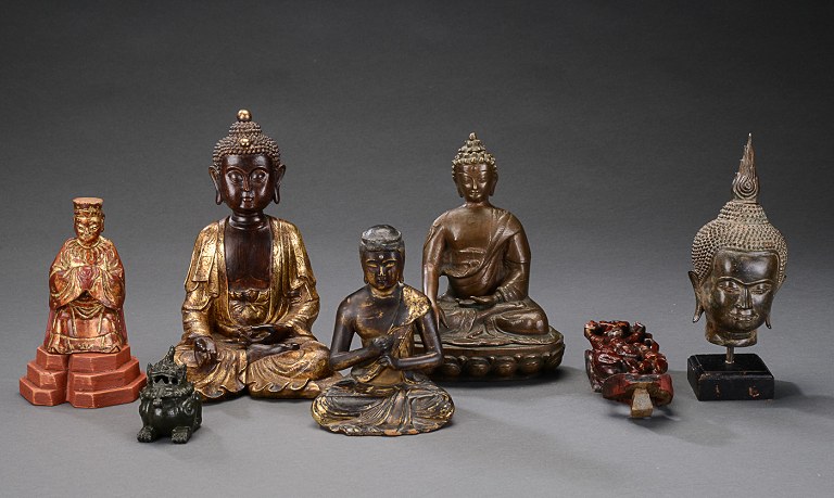 En samling orientalske figurer af bronze og træ  i form af buddhaer, fo hund m. 
fl.