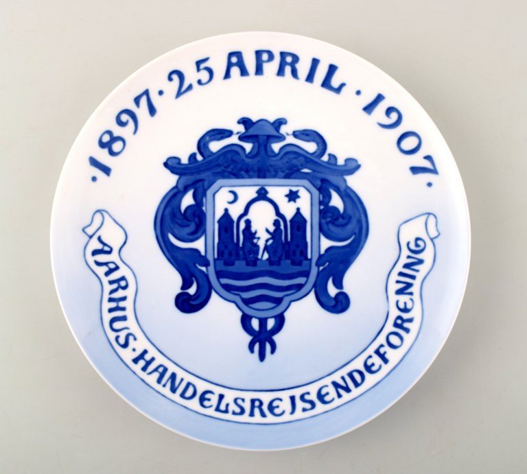 Rare Royal Copenhagen commemorative / jubilee plate.
"Aarhus Handelsrejsendeforening 1897 25 april 1907".