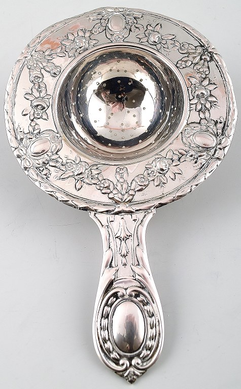 Tesi thesi i sølv. Rigt ornamenteret.
Stemplet. 830s