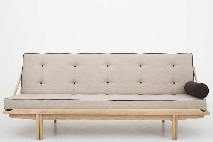 Poul Volther / KLASSIK Copenhagen
Daybed i eg med hynder betrukket i Canvas, samt keder, knapper og pude i 
Savanne-Antique-læder
Stand: Ny.
Leveringstid: 8-12 uger
