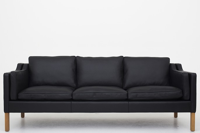 Børge Mogensen / Fredericia Stolefabrik
BM 2213 - Nybetrukket sofa i sort Klassik-læder og ben i eg
Leveringstid: 6-8 uger
