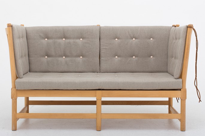 Børge Mogensen / Fritz Hansen
BM 1789 - Nybetrukket Tremmesofa i bøg med nye hynder i vasket kanvas og 
knapper i vegetallæder. KLASSIK tilbyder polstring af Tremmesofaen med stof 
eller læder efter eget valg. Kontakt os venligst for mere information
Leveringstid: 6-8 uger
Ny-restaureret
