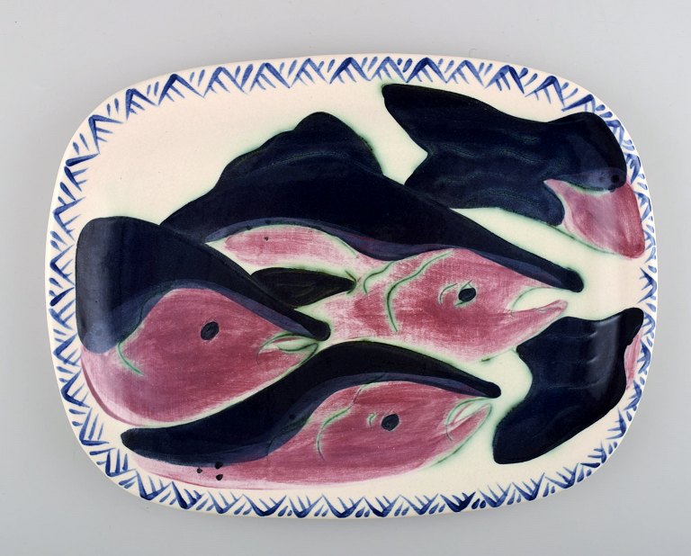 Kate Maury unika keramikfad dekoreret med fisk.
