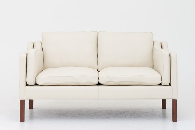 Børge Mogensen / Fredericia Furniture
BM 2212 - Nybetrukket 2 pers. sofa i cremefarvet Paris Cream-læder med ben i 
mahogni. KLASSIK tilbyder polstring af sofaen med stof eller læder efter eget 
valg
Leveringstid: 6-8 uger
Nyrestaureret
