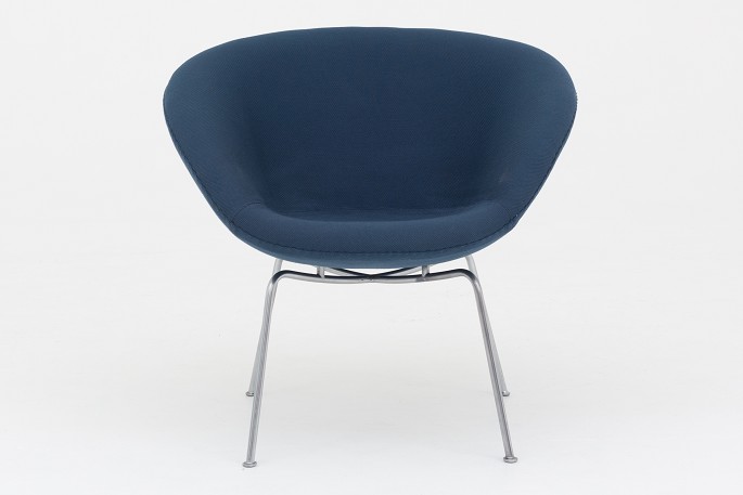 Arne Jacobsen / Fritz Hansen
AJ 3318 - Nybetrukket "Gryden" i Steelcut 2 (col. 780) med stel i stål. Vi 
tilbyder polstring af stolen med stof eller læder efter eget valg.
Leveringstid: 6-8 uger
Nyrestaureret
