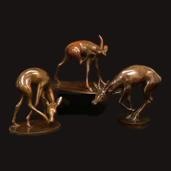 Jean Rene Gauguin, 1881-1961, Satz von drei Antilopen aus patinierter Bronze. 
Signiert mit Monogramm. L: 15-25cm. H: 16cm