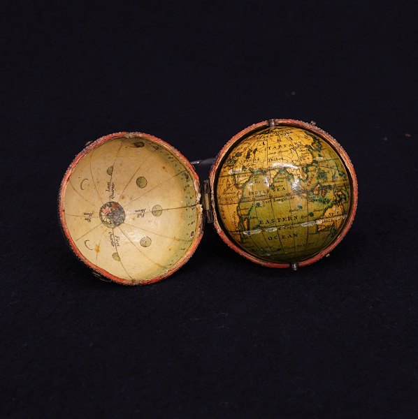 Newtons New & Improved Terrestrial Pocket Globe in its original fishskin case. 
Published 1835. Globe D: 5,1cm