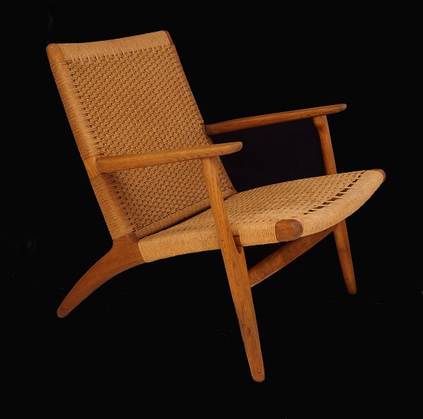 Hans J. Wegner: Easy chair, CH 25, oak. Produced by Carl Hansen & Søn, Denmark