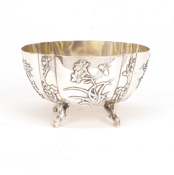 An oval Silverbowl, Sterling. China circa 1850. H: 8,5cm. Bowl: 15x10,5cm. W: 
325gr