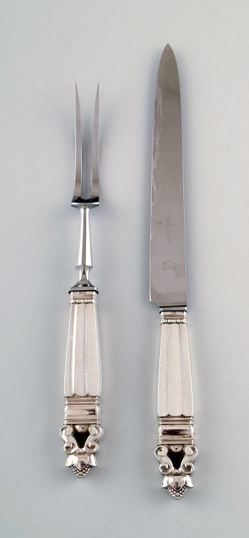 Johan Rohde for Georg Jensen. "Konge/Acorn" forskærersæt af sterlingsølv 
bestående af kniv og stegegaffel.