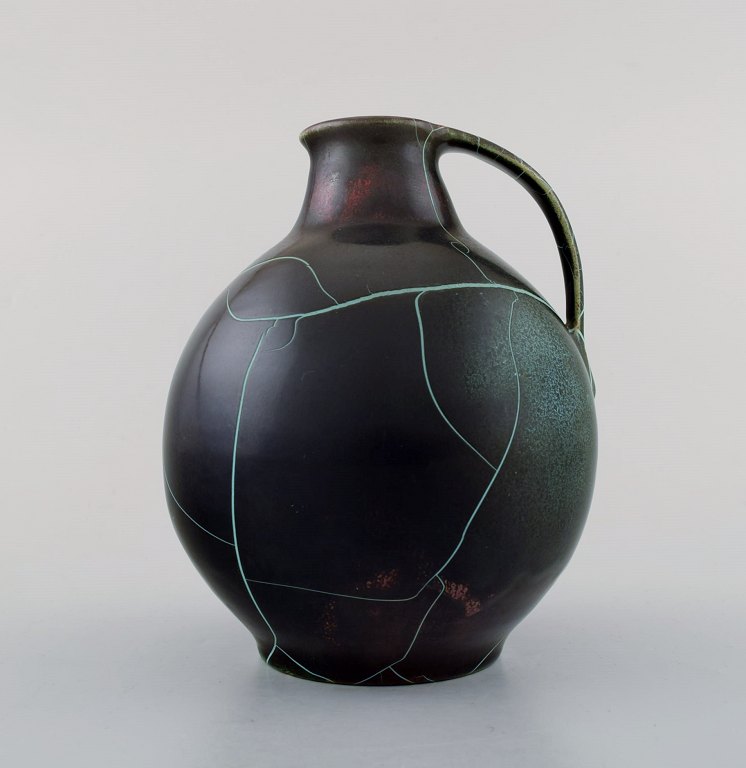 Richard Uhlemeyer, tysk keramiker.
Keramik kande, smuk krakeleret glasur i grønrøde nuancer.