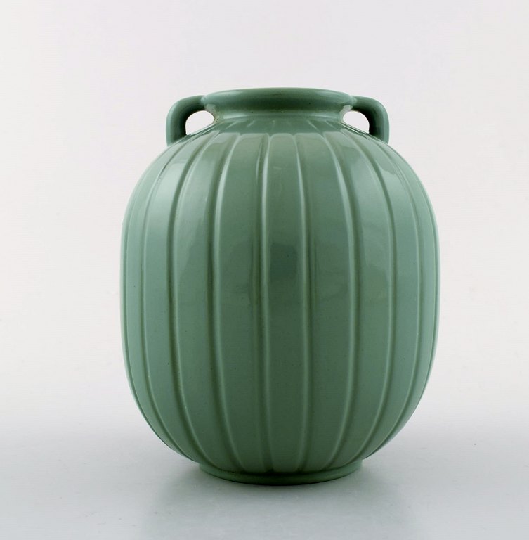 Ipsens enke modelnummer 14, keramikvase med rillet korpus.
