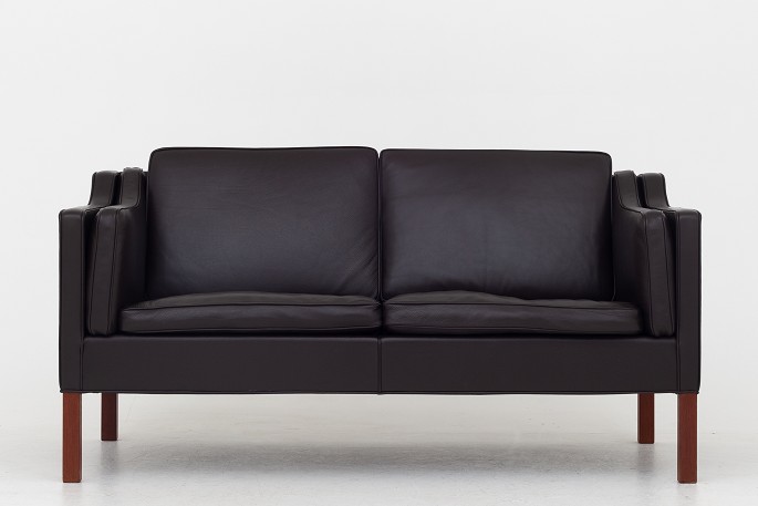 Børge Mogensen / Fredericia Furniture
BM 2212 - 2 pers. sofa, nybetrukket i Paris Brown-læder.
KLASSIK tilbyder polstring af X med stof eller læder efter eget ønske. Kontakt 
os venligst for mere information.
Leveringstid: 6-8 uger
Ny-restaureret
