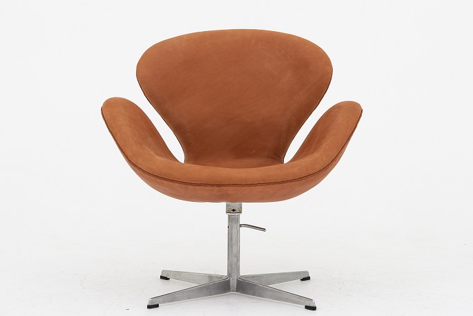 Arne Jacobsen / Fritz Hansen
AJ 3320 - Nybetrukket "Svanen" i Dunes Rust-læder på gl. fod og med 
højdejustering. Vi tilbyder polstring af Svanen med stof eller læder efter eget 
valg. Kontakt os venligst for mere information.
Nyrestauret
Leveringstid: 6-8 uger
